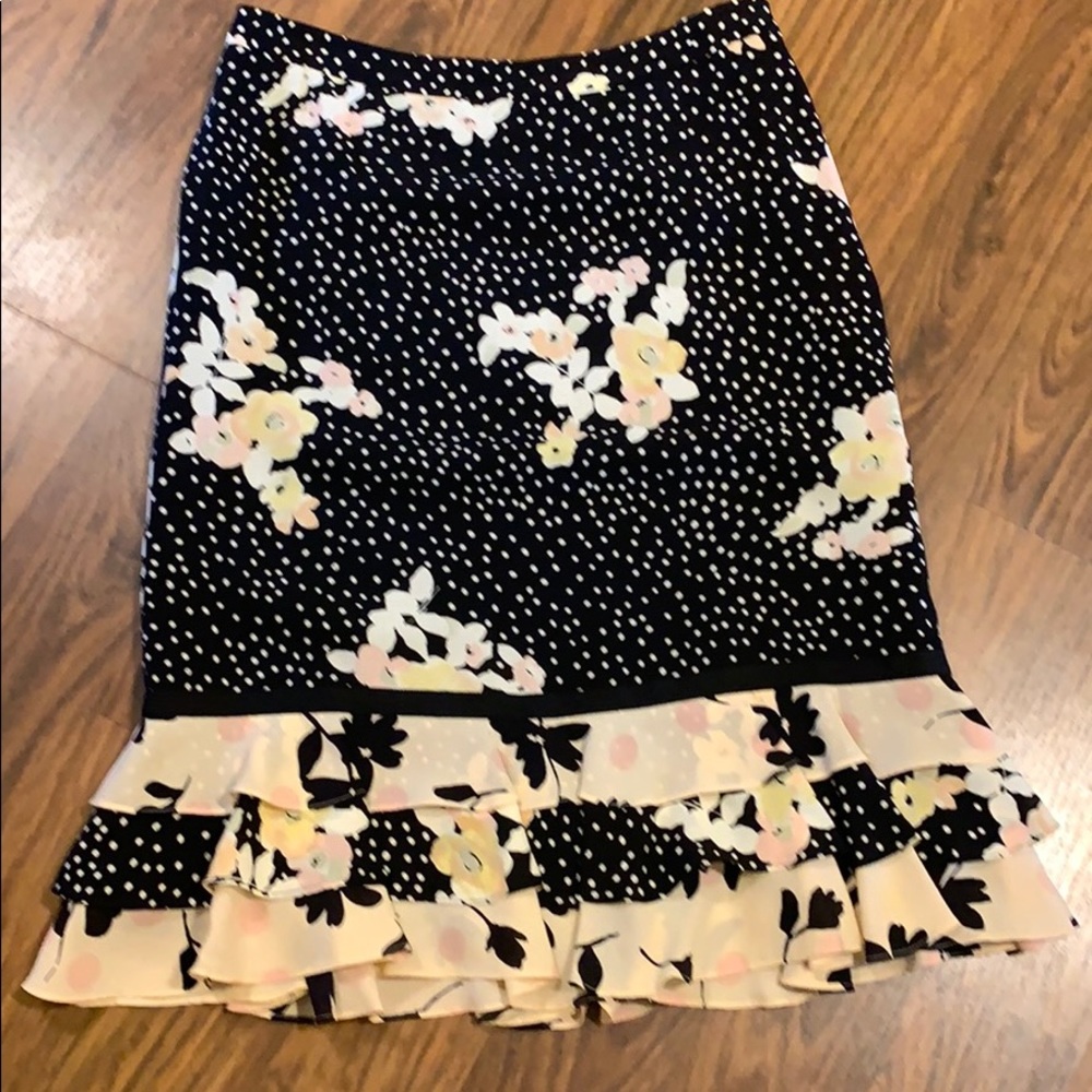 Kneelength skirt